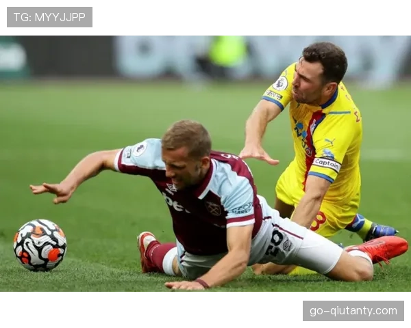 全场比赛结束：布莱顿2-2西汉姆联，莫耶斯球队两度领先两度被追平。